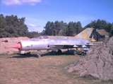 MiG 21 zwischen Sandwällen. Gre: 62,7 kB