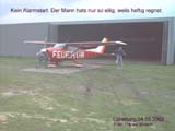 Die Feuerwehr-Cessna wird aus dem Hangar gezogen. Gre: 67,7 kB