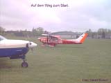 Feuerwehr-Cessna rollt zum Start. Gre: 48,0 kB