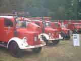 Parade alter Lschfahrzeuge. Gre: 42,9 kB
