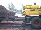 Zweiwege-Bagger mit Anhang. Gre: 57,1 kB
